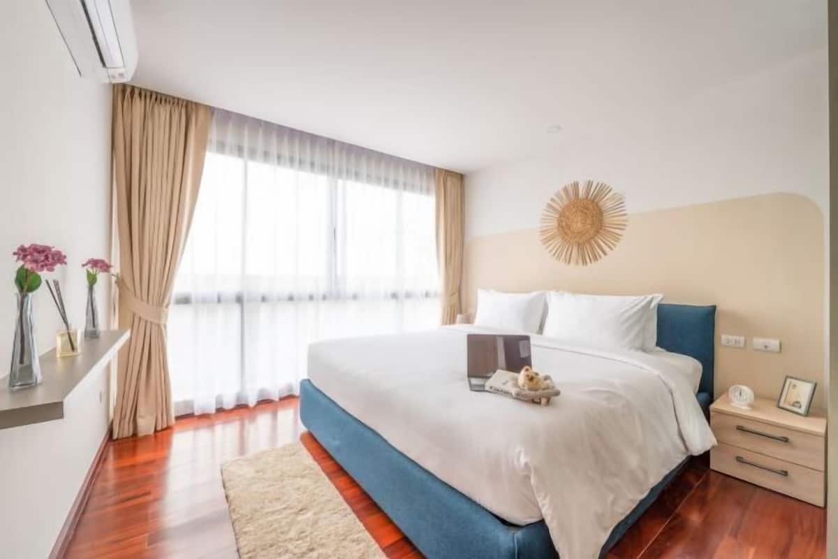 Egyptian cotton sheets, premium bedding, down comforters, in-room safe