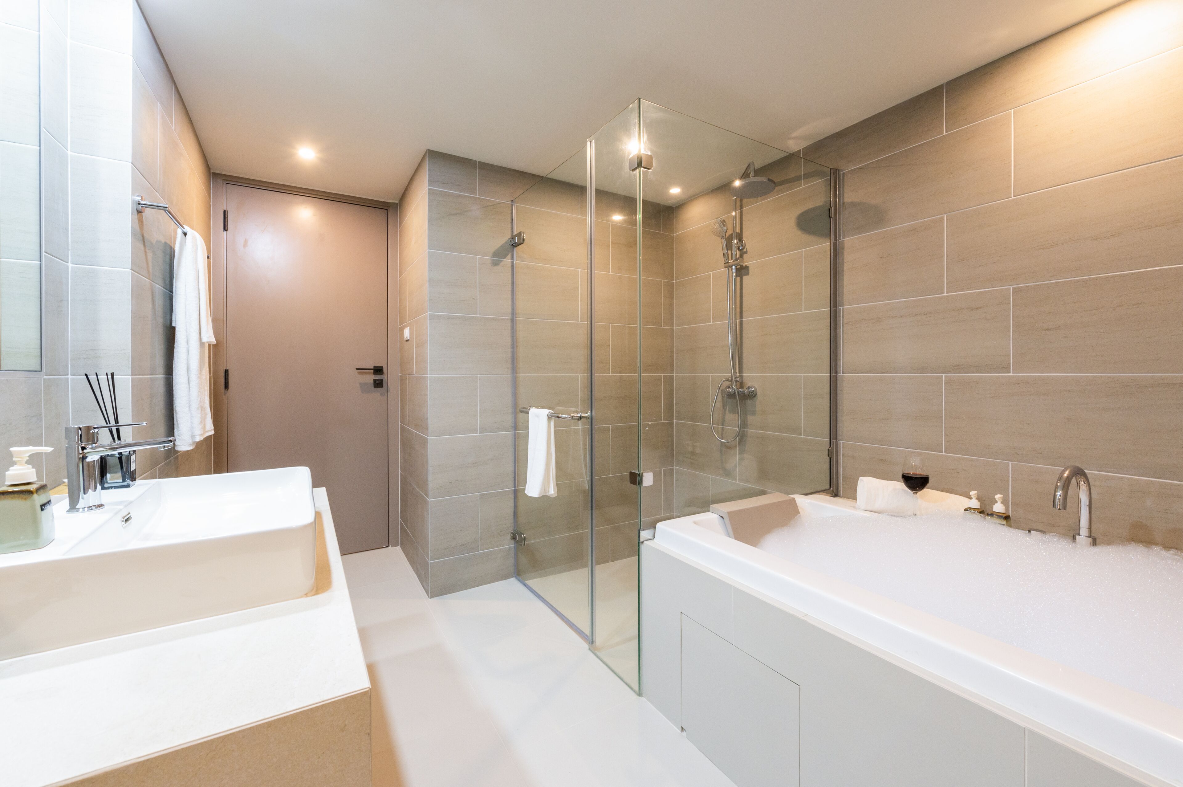 غرفة تنفيذية | حمام | مراحيض شطف، مناشف