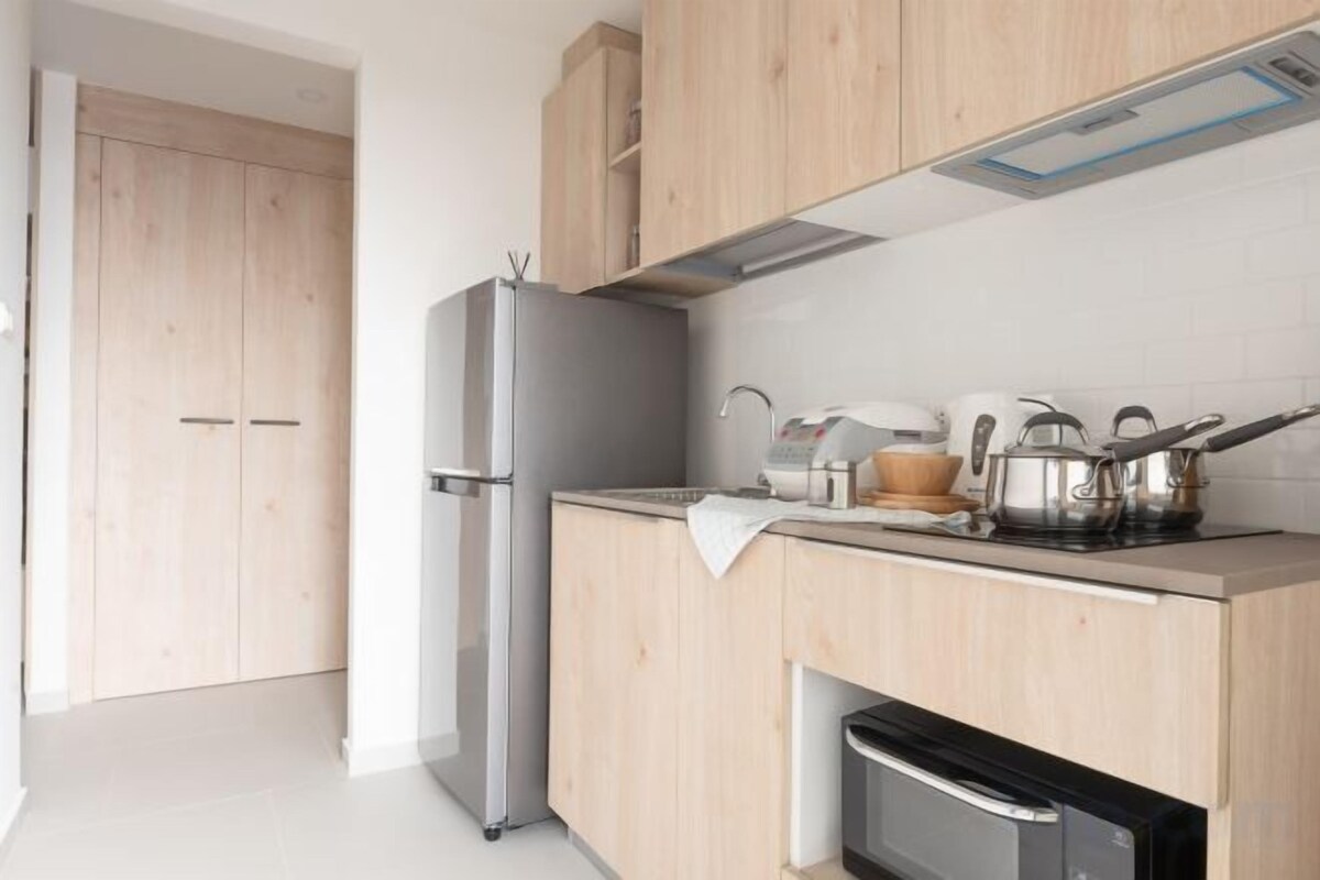 Cocina privada | Frigorífico, microondas, placa de cocina y utensilios de cocina