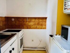 Een microgolfoven, een oven, een kookplaat