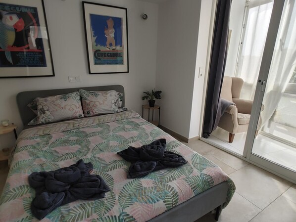 Free WiFi, bed sheets