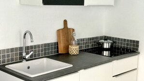 Kaffetrakter/tekoker, kjøleskap, mikrobølgeovn og brødrister