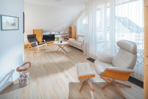 Fernseher, DVD-Player, Bücher, Stereoanlage