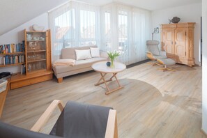 Fernseher, DVD-Player, Bücher, Stereoanlage
