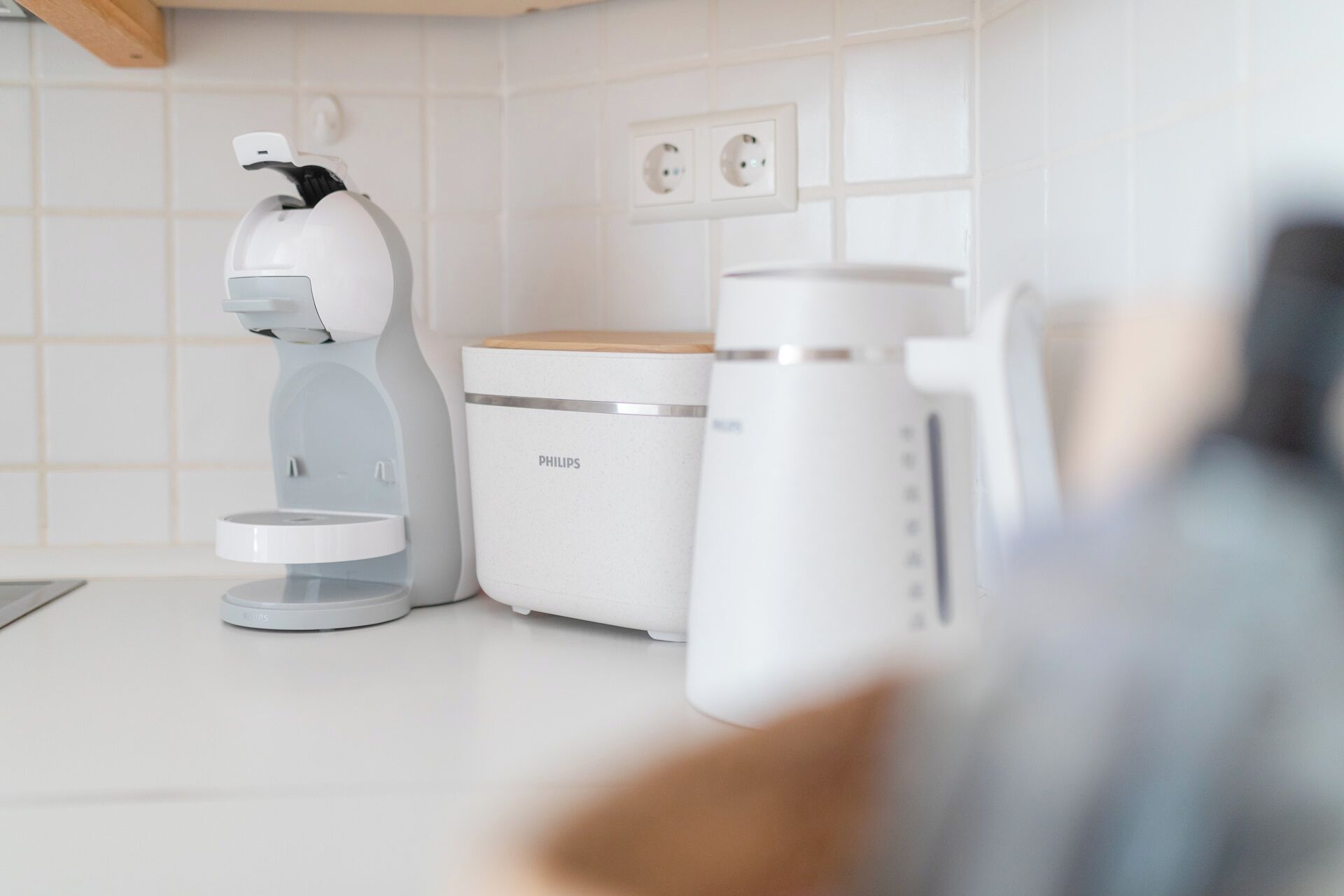 Une cuisine équipée d’une machine à café, d’un grille-pain et d’un cuiseur à riz, le tout posé sur le plan de travail.