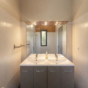 Shower, hair dryer, towels, soap - CHARMING VILLA, SEA VIEW, EXCEPTIONAL LOCATION, HEATED POOL (SAGONE)
