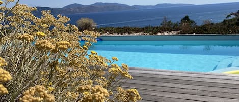 Una piscina al aire libre, una piscina climatizada