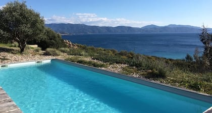 CHARMING VILLA, SEA VIEW, EXCEPTIONAL LOCATION, HEATED POOL