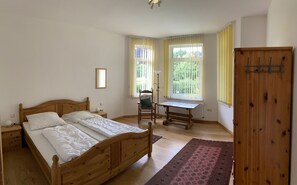 4 bedrooms, travel cot, free WiFi, bed sheets - Spacious vacation apartment in a farmhouse between Varel and Dangast (Varel)