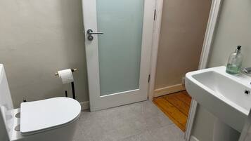 Chuveiro, produtos de toalete grátis, secador de cabelo