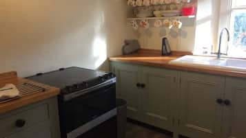 Een koelkast, een microgolfoven, een oven, een kookplaat