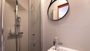 Shower, hair dryer, towels - 3rd floor - Rose - 1 bedroom (Perpignan)