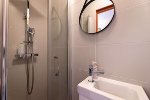 Dusche, Haartrockner, Handtücher