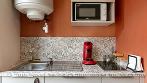 Coffee/tea maker, fridge, microwave, stovetop - 3rd floor - Rose - 1 bedroom (Perpignan)