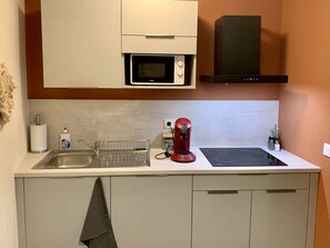 Geladeira, micro-ondas, fogão, cooktop