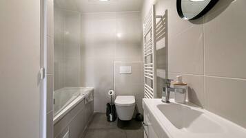 Baignoire, sĂšche-cheveux, serviettes fournies