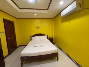 Deluxe Double Room | Bed sheets - Casa Venicia Caticlan (Boracay Island)