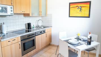 Een koelkast, een magnetron, een oven, een kookplaat