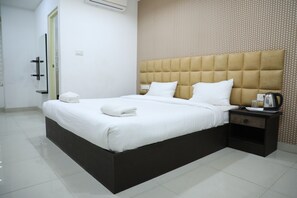 Deluxe Double Room | Desk, free WiFi, bed sheets
