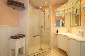 Căn hộ dành cho gia đình | Phòng tắm | Buồng tắm vòi sen, vòi sen thủy lực, máy sấy tóc, khăn tắm 
