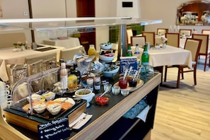 Tägliches Frühstücksbuffet (18.80 EUR pro Person)