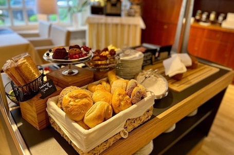 Daily buffet breakfast (EUR 18.80 per person)