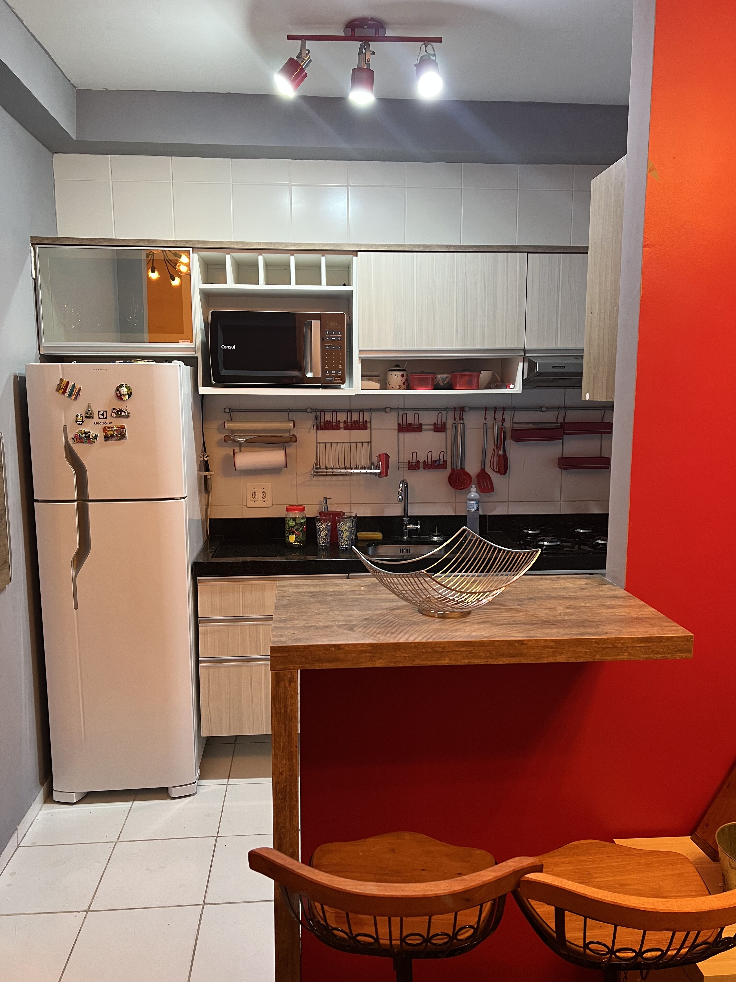 Refrigerador, microondas, parrilla de estufa y cafetera y tetera 