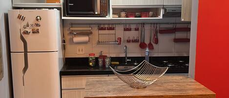 Refrigerador, microondas, parrilla de estufa y cafetera y tetera