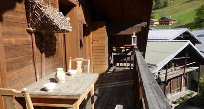 Pied-Ă -terre confort au cĆur d'ArĂȘches-Beaufort, T3 lumineux avec balcon et commerces Ă pied.