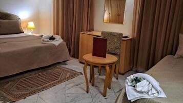 Minibar, caja de seguridad en la habitación y cortinas blackout