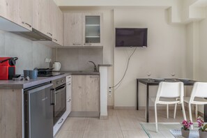 Apartment, Stadtblick (E1) | Eigene Küche | Kühlschrank, Herdplatte, Espressomaschine, Wasserkocher