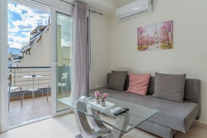 Apartamento (E1) | Zona de estar | Smart TV de 32 pulgadas con canales digitales, una televisión