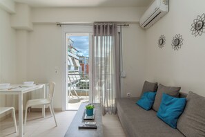 Apartamento | Zona de estar | Smart TV de 32 pulgadas con canales digitales, una televisión