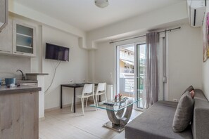 Apartment, Stadtblick (E1) | Wohnbereich | 32-Zoll-Smart-TV mit Digitalempfang, Fernseher