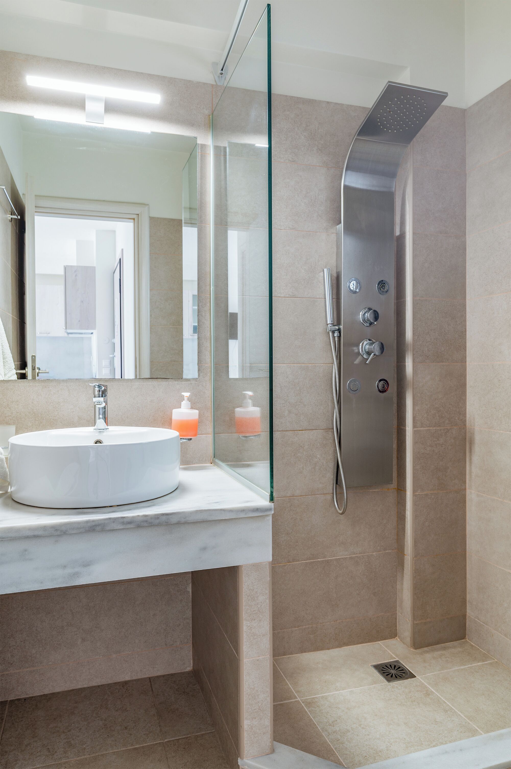 Apartamento | Banheiro | Chuveiro, ducha de hidromassagem, secador de cabelo, chinelos