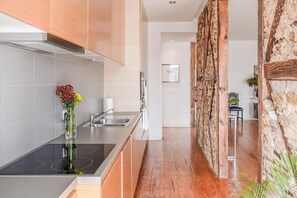 Kühlschrank, Mikrowelle, Ofen, Herdplatte