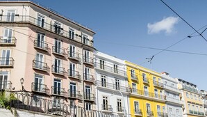 A row of multi-story buildings with balconies, under clear skies. - Eighteen 21 Houses - Casa de São Paulo (Lisboa)