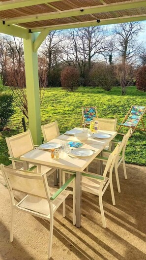 Outdoor dining - Little Happiness house residence with pool & spa (Talmont-Saint-Hilaire)