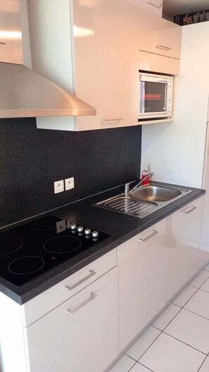 Kühlschrank, Mikrowelle, Ofen, Geschirrspüler