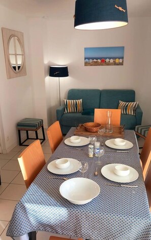 Dining - Little Happiness house residence with pool & spa (Talmont-Saint-Hilaire)