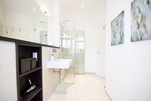 Een douche, een haardroger, handdoeken, zeep