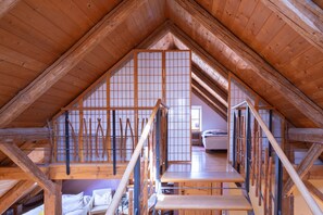 4 dormitorios, escritorio, tabla de planchar con plancha y cuna de viaje