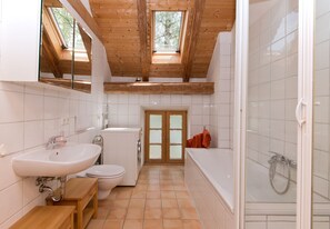Shower, hair dryer, towels, soap - Loft for families, groups, fireplace, near Ammersee, Allgäu, Neuschwanstein (Unterdießen)