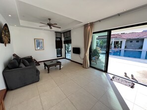 TV - Spacious Private Pool Villa (Tambon Rawai)