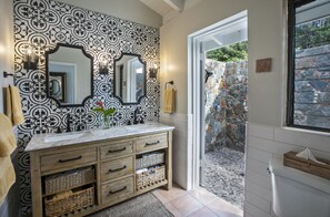 Regadera, toallas, papel de baño 