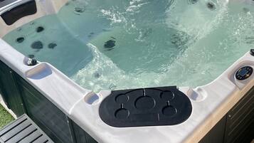 Tina de hidromasaje al aire libre