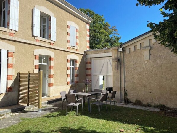 Outdoor dining - Character cottage surrounded by nature (Saint-Romain-de-Benet)