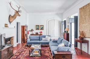 Smart TV, chimenea, futbolito y tenis de mesa 