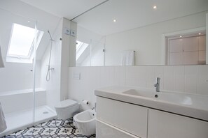 Douche, sèche-cheveux, bidet, serviettes fournies