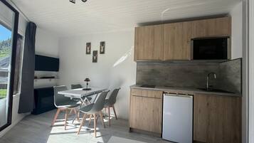 Microwave, stovetop, electric kettle, cookware/dishes/utensils